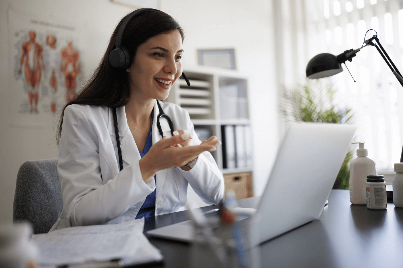 Un médico conversa con alguien en una videollamada