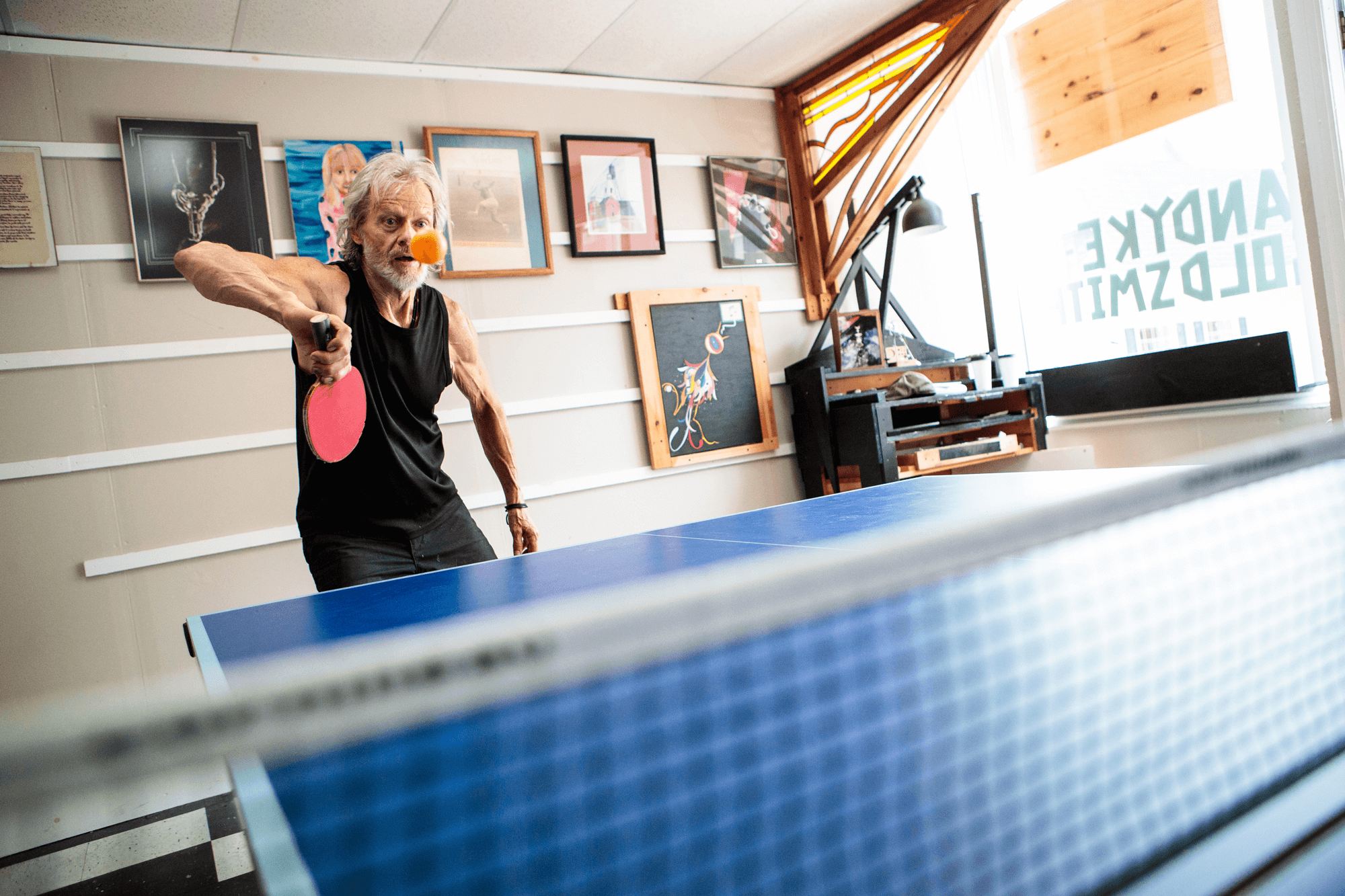 Un hombre mayor jugando al ping-pong