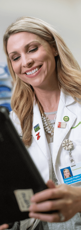 Un médico mira un gráfico