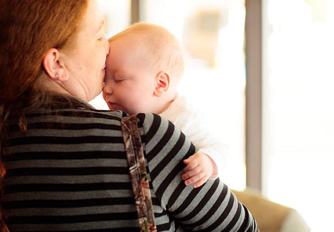 Una madre sosteniendo a su bebé